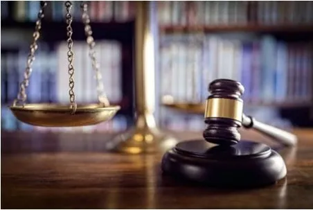 A justice scale and a gavel placed on the table.